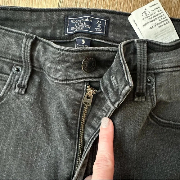 Abercrombie & Fitch Simone High Rise Ankle Black Distressed Jeans Sz 4R/27 GUC - Picture 4 of 7